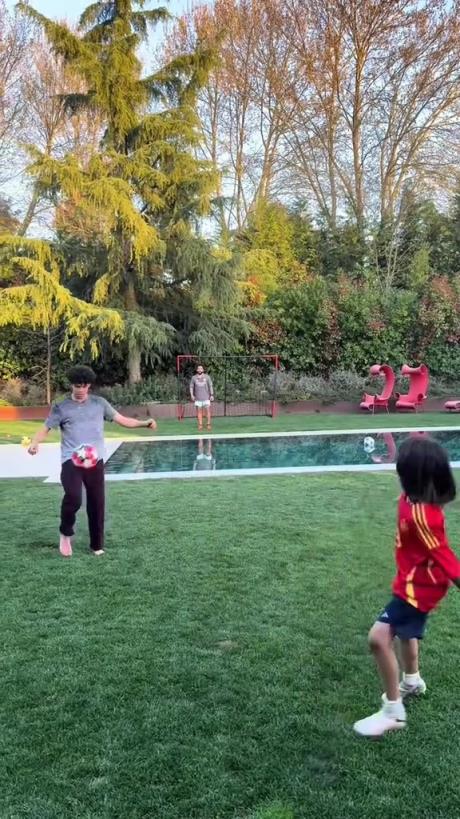 馬塞洛和兒子隔水相傳！大兒子腳法有點(diǎn)東西的！