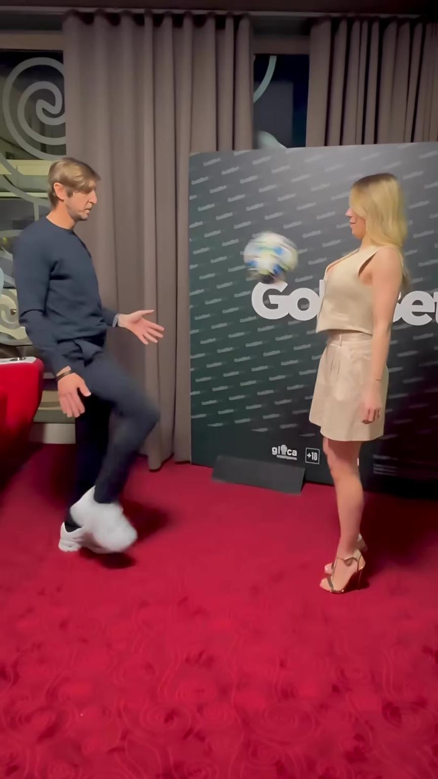 女記者和安布互相顛球有時(shí)太豐滿感覺也不好顛球啊~