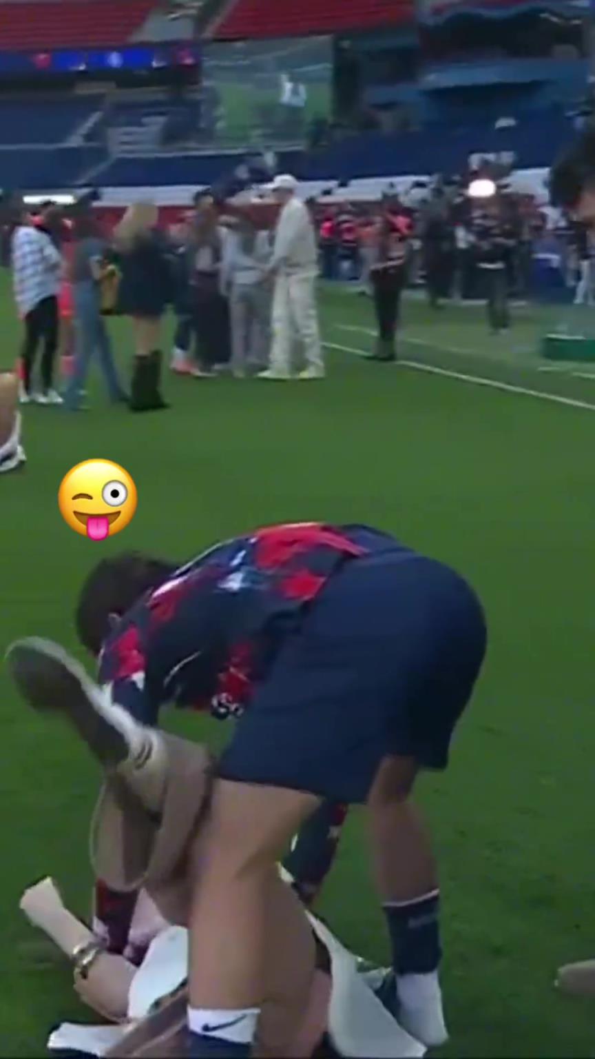 玩這么花！？內(nèi)維斯在家人面前把自己女友按倒在地