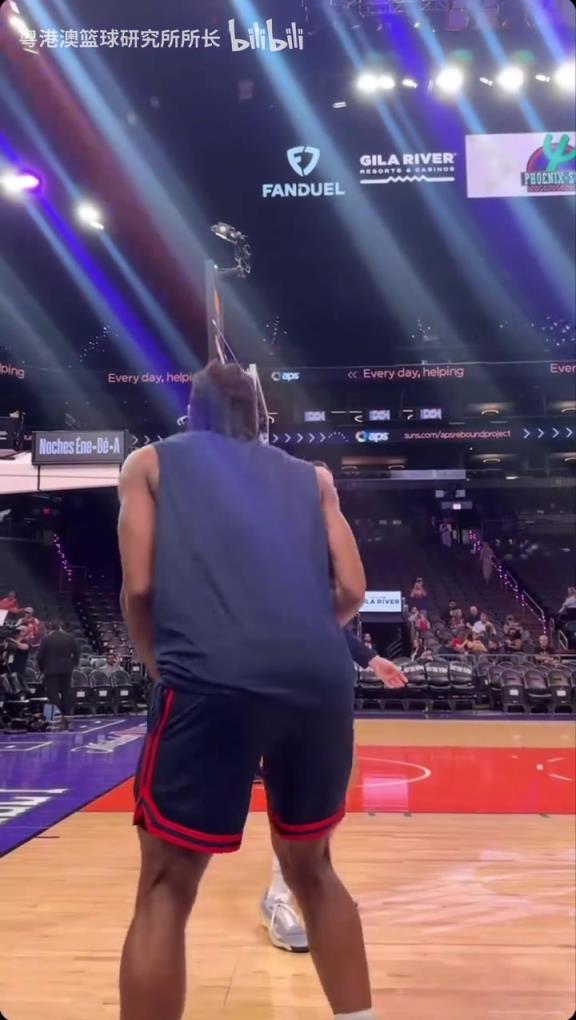 機(jī)器人級(jí)別的靜態(tài)身體！近距離看小卡的賽前熱身！