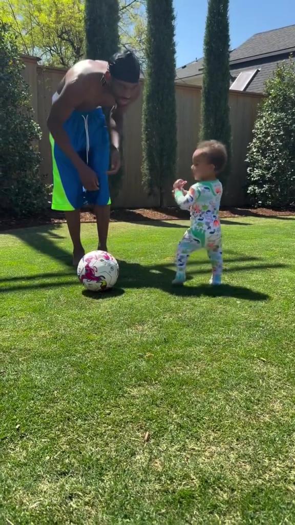 足球要從娃娃抓起！SGA帶娃踢足球，小孩摔倒時(shí)鼓掌“嘲笑”！