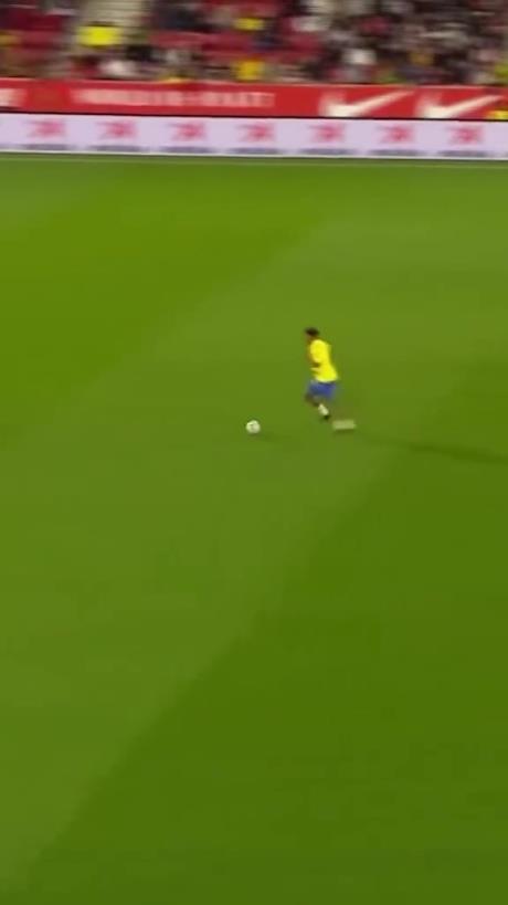 45歲還開(kāi)掛！小羅再現(xiàn)牛尾巴過(guò)人，微笑單挑門(mén)將輕松打進(jìn)